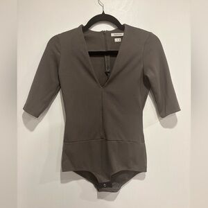 Aritzia Babaton V-Neck Fitted Bodysuit – Taupe Grey, Size XS